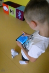 Chłopiec steruje robotem za pomocą aplikacji na tablecie